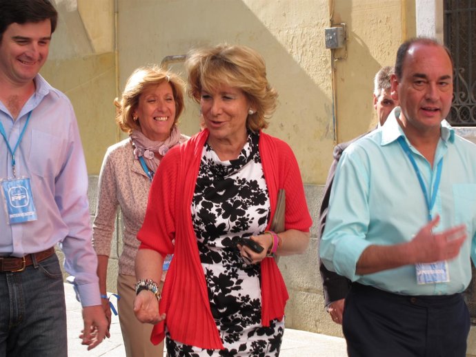 Esperanza Aguirre A Su Llegada Al Colegio Electoral Esta Mañana