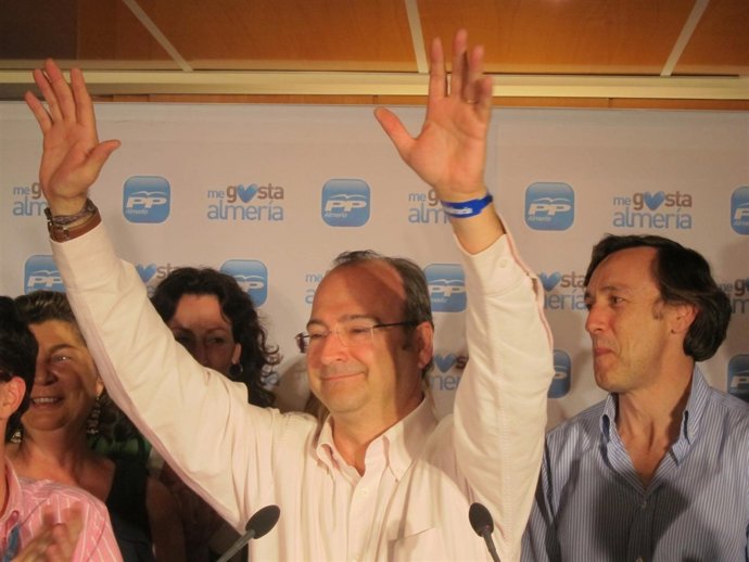 Luis Rogelio Rodríguez Celebra Su Triunfo En Almería