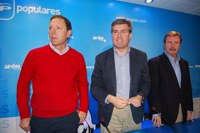 Fernández De Moya, Junto A Miembros De Su Candidatura En Jaén
