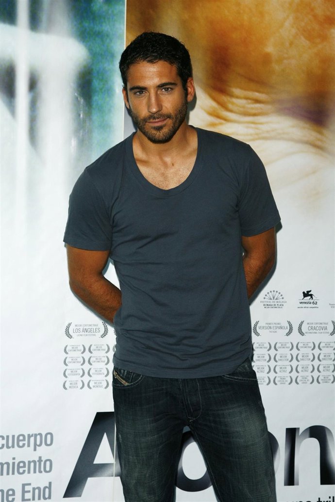 Posado del actor Miguel Angel Silvestre 
