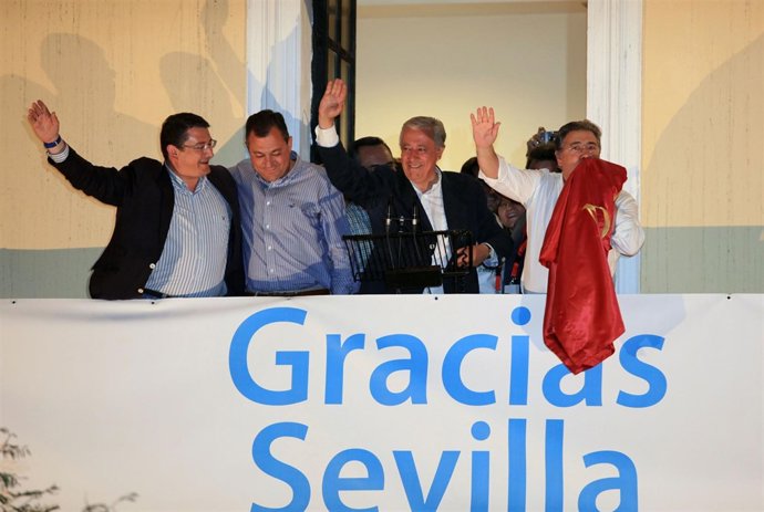 Zoido Besa La Bandera De Sevilla En La Noche Electoral