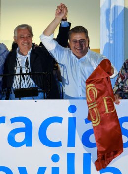 Juan Ignacio Zoido, tras su triunfo electoral, en el balcón de la sede del PP-A