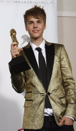 El Cantante Justin Bieber Posa Con Una Estatuilla En Los Billboard Awards