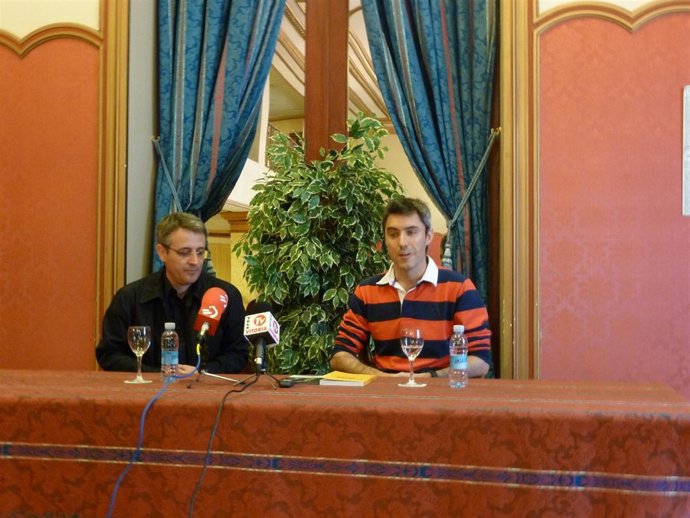 A La Izquierda, El Director De Orquesta Italiano, Lorenzo Della Fonte.