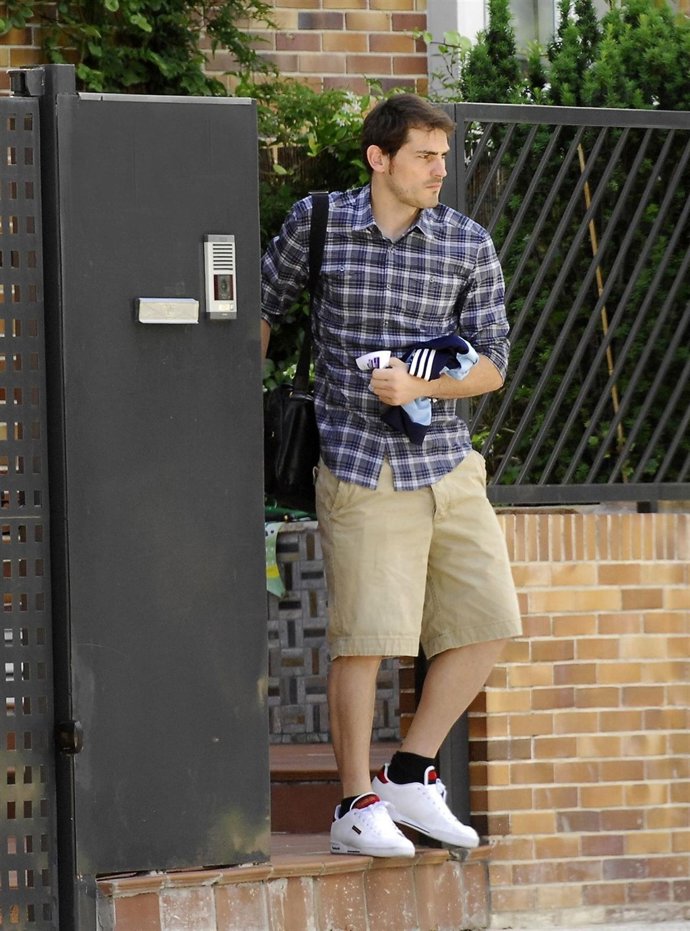 Iker Casillas Saliendo De Su Casa