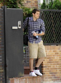 Iker Casillas Saliendo De Su Casa