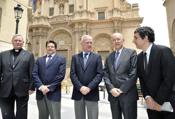 Foto De Grupo Ante La Fachada De La Colegiata De San Patricio De Lorca 