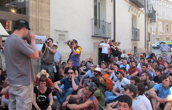 Acampados De Valencia Vinculados Al Movimiento 15M 'Ocupan' La Bolsa De Valencia