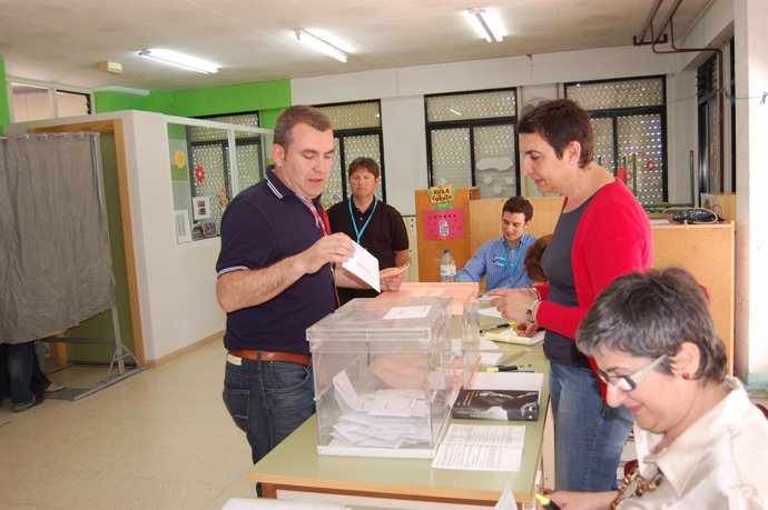 Un Joven Votando En Las Elecciones Municipales