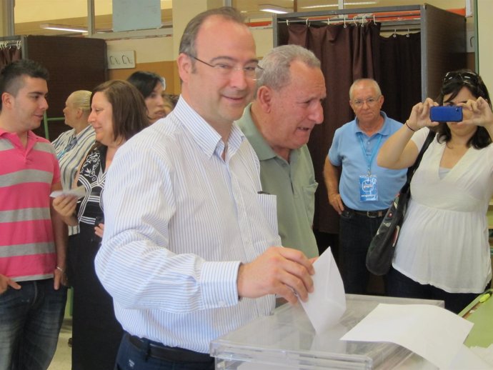 Luis Rogelio Rodríguez Comendador, votando este 22 de mayo