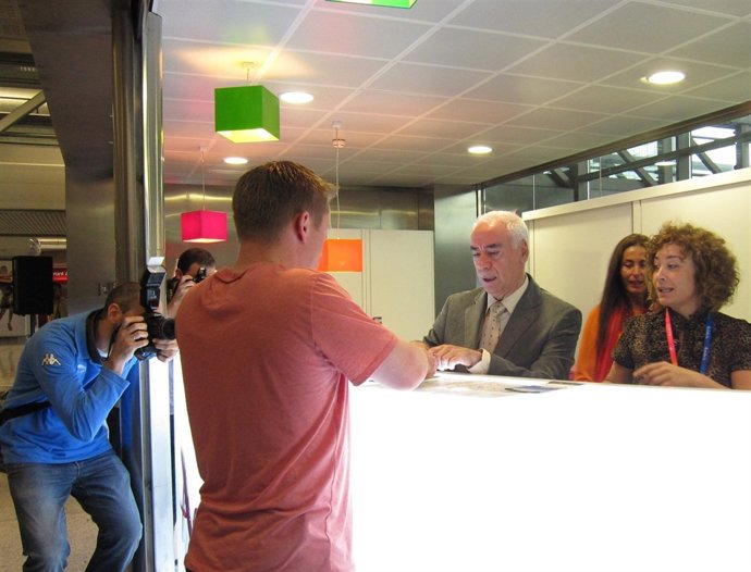 El Consejero Luciano Alonso Atiende A Un Turista En El Aeropuerto De Málaga