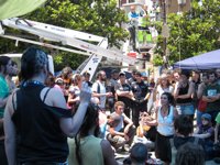 Policía Local retira "por motivos de seguridad" las lonas atadas a las farolas