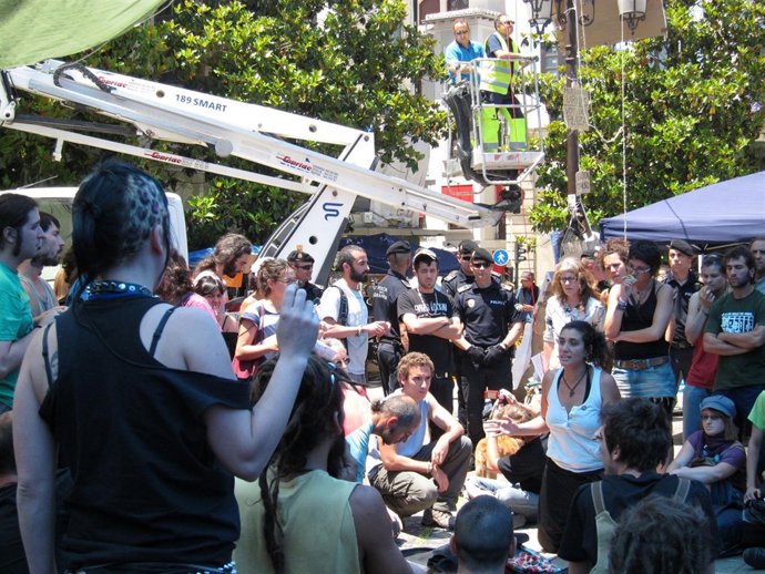 La Policía Retira Una De Las Lonas De Los 'Indignados' Por Motivos De Seguridad