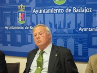 Celdrán pide a los políticos que "no anden maletines por debajo de la mesa" para conseguir apoyos