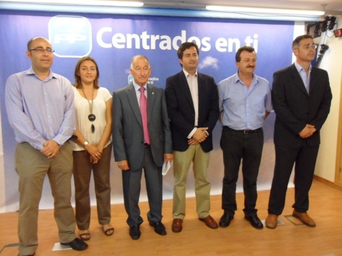 Amat Junto A Algunos De Los Nuevos Alcaldes Del PP