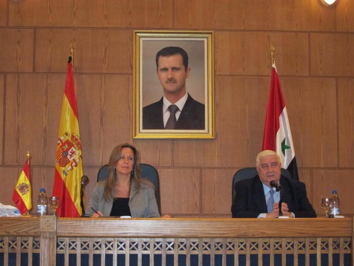 Trinidad Jiménez junto a su colega sirio, Walid al Muallem, en Damasco