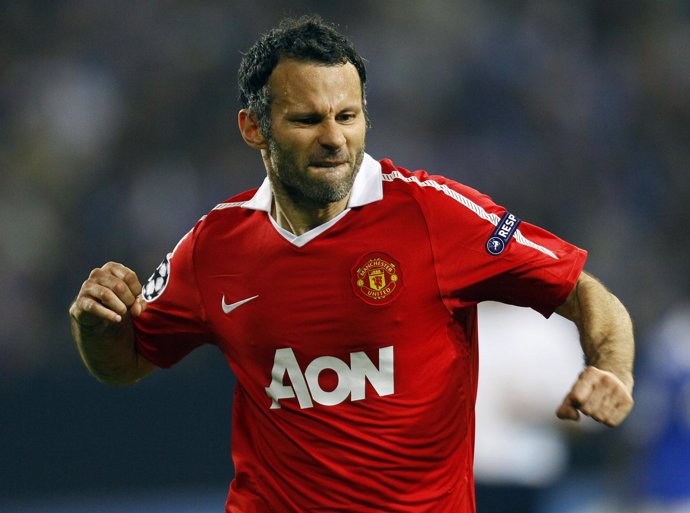 Manchester United's Ryan Giggs Celebrates His Goal Against Schalke 04 During The