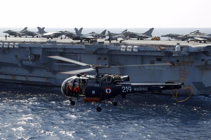 Helicóptero De Combate Francés Desplegado En El Mediterraneo