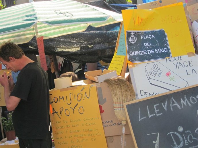 En La Acampada De Valencia Situada En La Plaza Del Ayuntamiento 