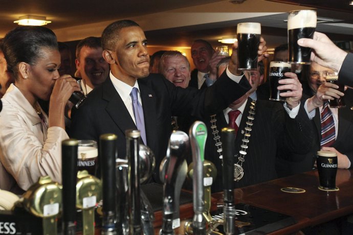 Obama Bebiendo Una Guinnes En Un Pub Irlandés