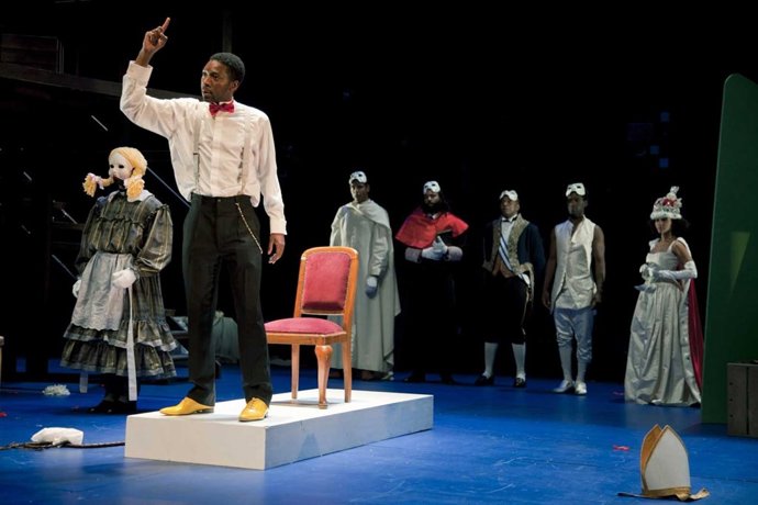 La Compañía De Miguel Narros Durante La Representación De 'Los Negros'