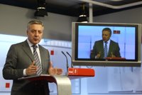 Blanco avisa: no quiere acuerdos "entre bambalinas" para suceder a Zapatero