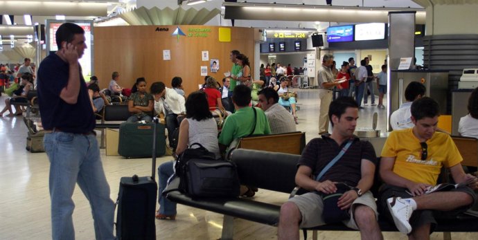 Pasajeros en el aeuropuerto de Sevilla