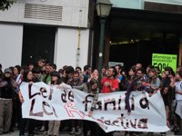 Feministas e 'indignados' protestan ante la Cámara contra la Ley de Familia porque "ataca" los derechos de la mujer