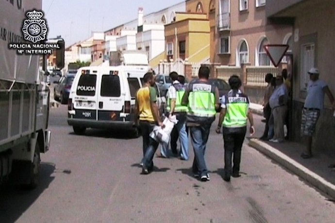 Agentes Durante Los Registros Domiciliarios A La Red De Prostitución