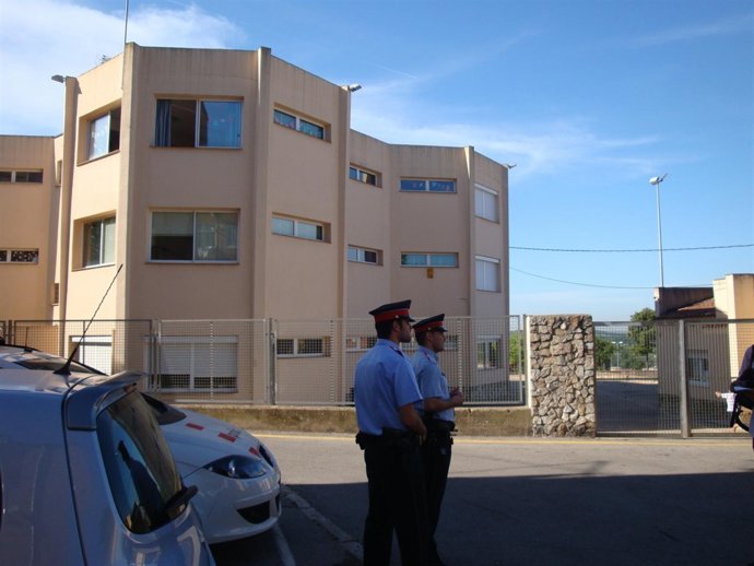 Mossos Custodiando Una De Las Escuelas De Girona