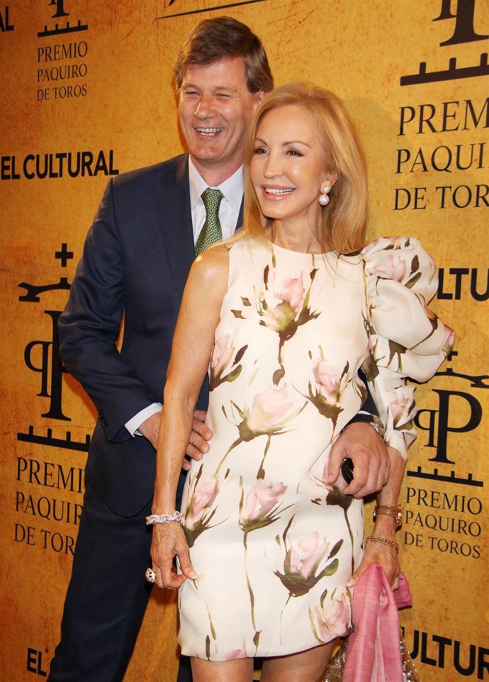 Carmen Lomana Posando Con Un "Amigo Muy Querido"