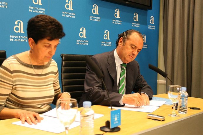 Ripoll Durante La Firma De Un Convenio Con ADACEA