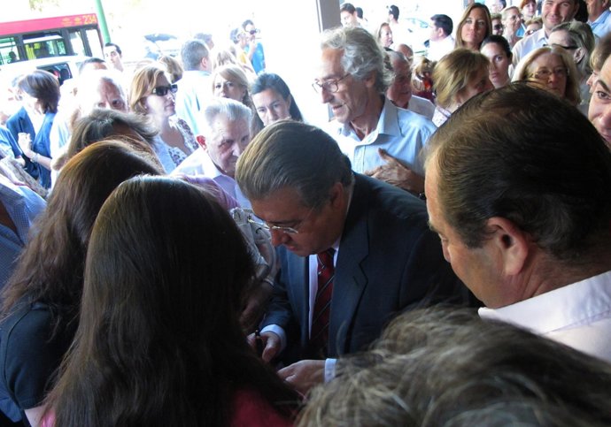 El Alcalde Electo, Juan Ignacio Zoido, Firmando Libros En Reina Mercedes