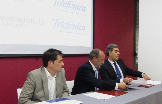 El Alcalde Firma El Convenio Con Ferreras (D), En Presencia De Ortega.