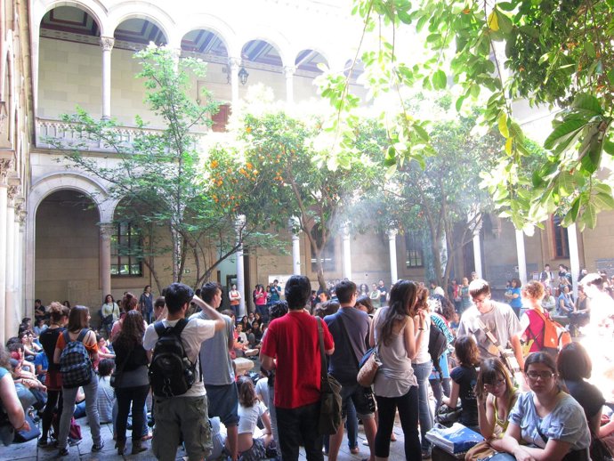 Alumnos Celebran Una Asamblea Desdpués De Suspenderse El Consejo De Gobierno