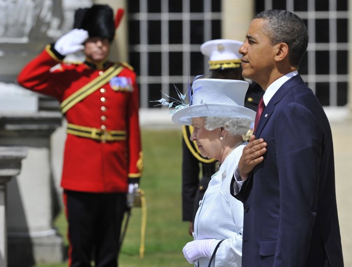Barack Obama Es Recibido Por La Reina De Inglaterra