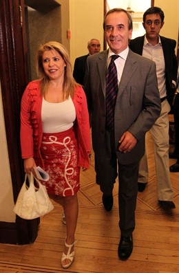 José Antonio Alonso, flanqueado por María del Carmen Sánchez y Eduardo Madina, e