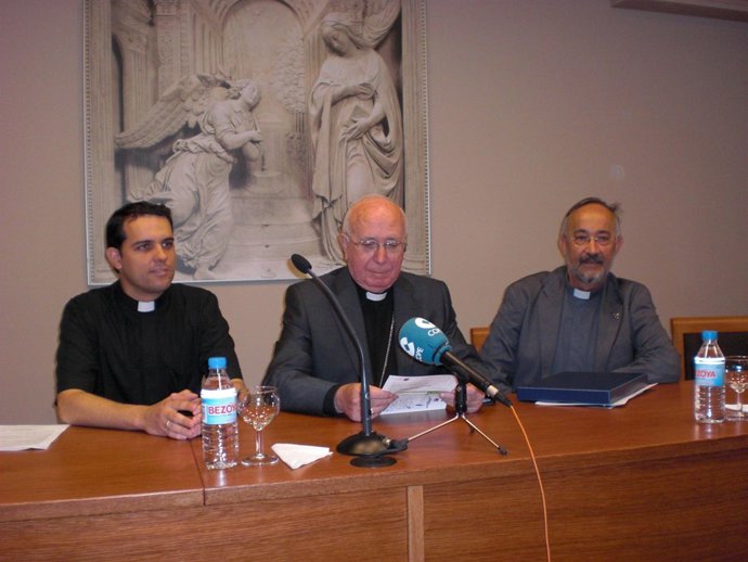 De Izda A Derecha, Julián Lozano, Mons. Ciriaco Benavente Y José Luis Pinilla