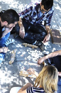 Unos Jóvenes Juegan A Un Juego De Letras