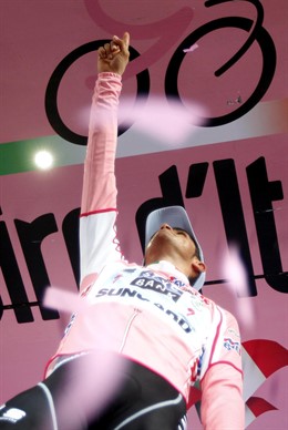 Contador Señala Al Cielo Tras Ganar La Cronoescalada Del Giro