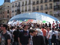 Delegada de Gobierno se muestra comprensiva con los comerciantes de Sol, pero no se compromete al desalojo