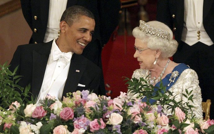 Obama Y La Reina Isabel II, En El Palacio De Buckingham