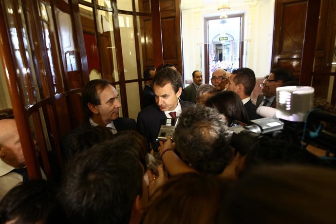 Zapatero En Los Pasillos Del Congreso