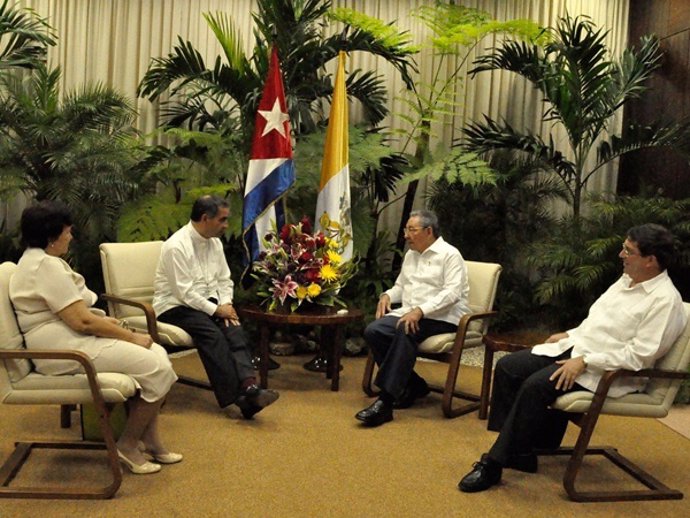 Raúl Castro Con Giovanni Angelo Becciu, Nuncio Apostólico En Cuba.