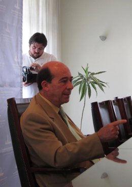 El Socialista Rafael Barra En Una Rueda De Prensa