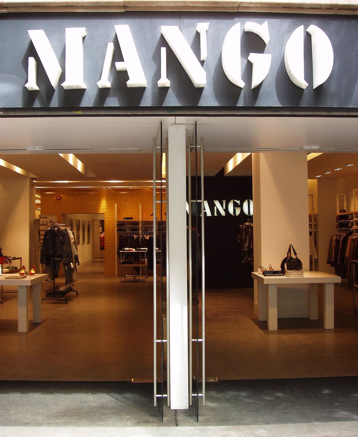 capa espacio obturador Economía/Empresas.- Mango ofrece cambiar ropa usada por prendas nuevas con  un 20% de descuento