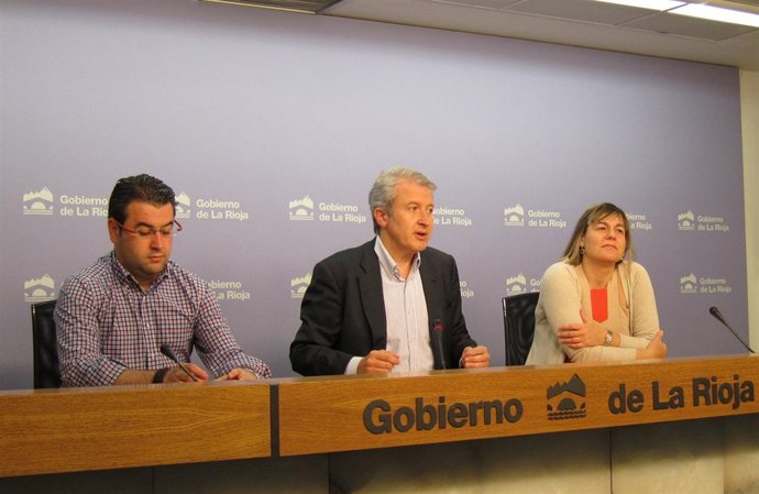 Emilio Del Río Junto A Carmen Fernández Y Javier Merino