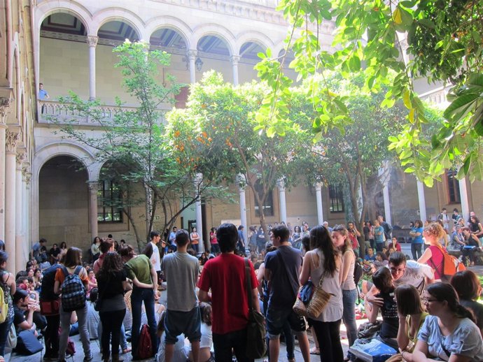 Estudiantes De La UB Celebran Una Asamblea