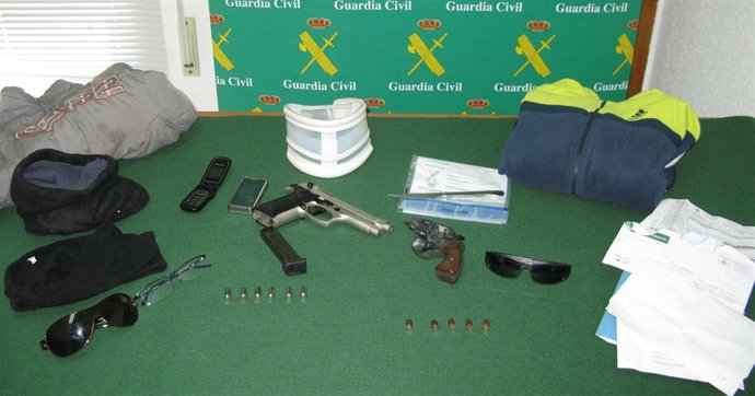 Armas Y Otros Efectos Intervenidos A Los Atracadores