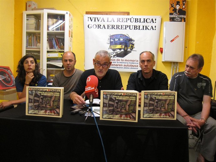 Representantes Del Autobús De La Memoria En Rueda De Prensa.